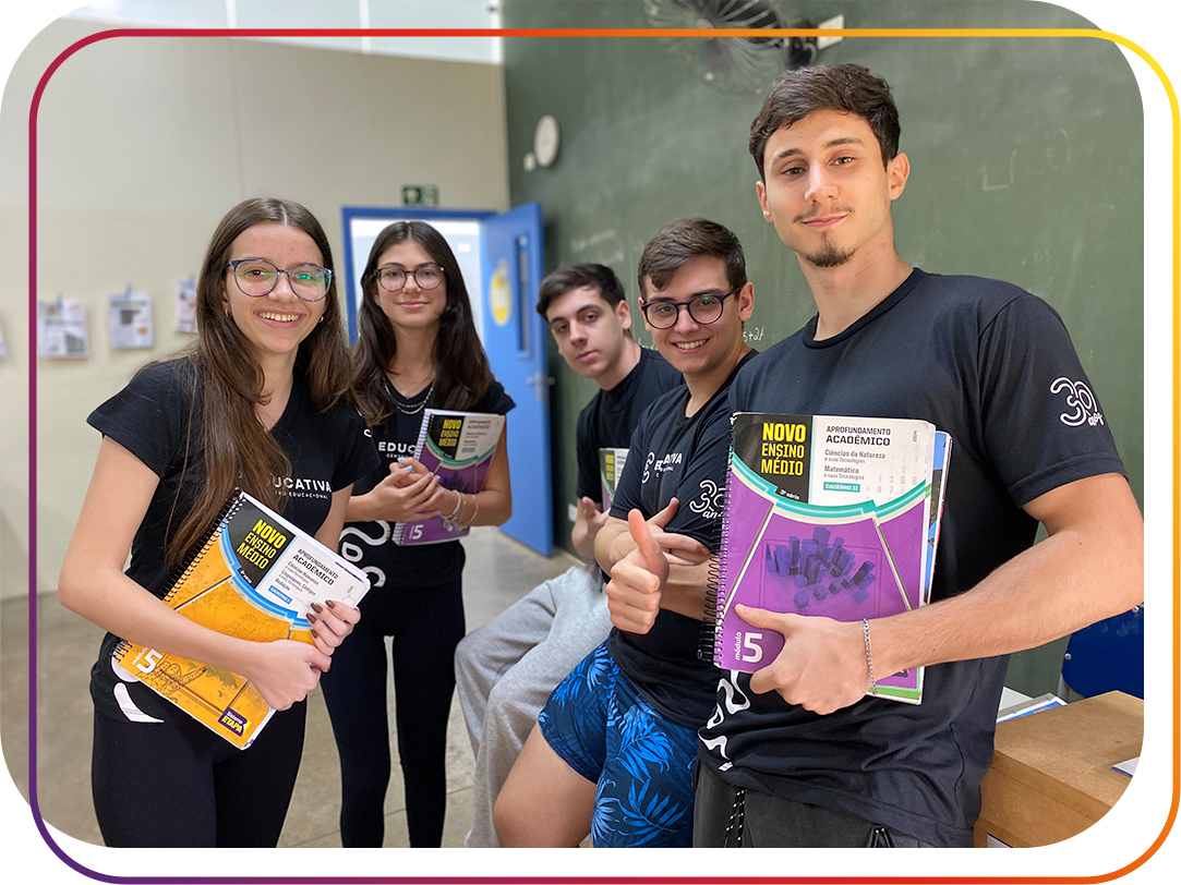 Foto dos alunos do ensino médio segurando apostilas do Sistema Etapa